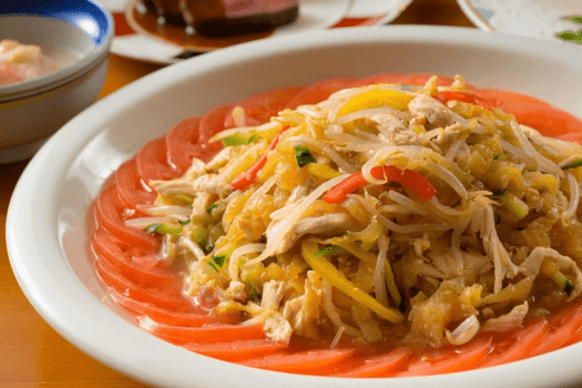 自家製胡麻ソースを使用した棒々鶏風チキンマリネ。