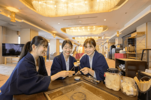 火鉢で楽しむ手焼き体験。焼き物のラインナップは日替わりでご用意しております。