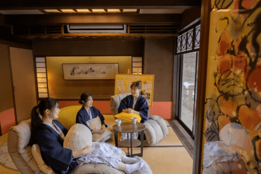 お気に入りの色浴衣でリラックスタイム♪庭園を眺めながらゆっくりとした時間をお過ごしください。