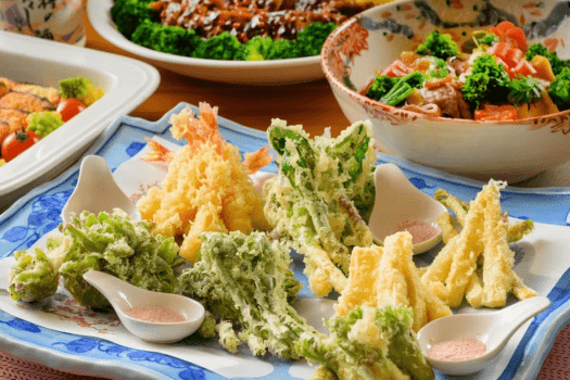 揚げたての天ぷらは、ライブキッチンで！春の山菜など、大地の恵みを桜塩でどうぞ。