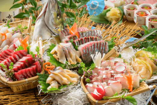 料理長こだわりの新鮮なお刺身を豪快に盛り合わせ。目でも楽しめる華やかな盛り付けで、夏の宴を彩る一皿に仕上げました。