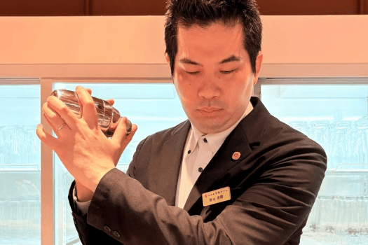 スタッフがお客様の目の前でシェイクしてカクテルを仕上げます♪ スタッフがお客様の目の前でシェイクしてカクテルを仕上げます♪