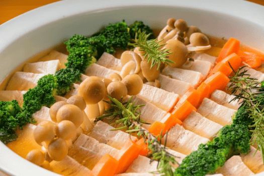 華やかで目にも嬉しいお料理をどうぞお召し上がりください。