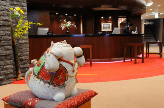 フロント前の記念撮影スポット　月岡ホテルのマスコット「福猫　大将」とご一緒に１枚いかがですか