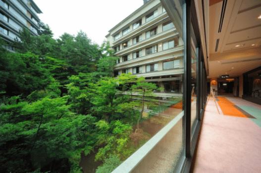 フロント前よりの景観　右側の建物は本丸１棟　左側の建物は北の丸棟です