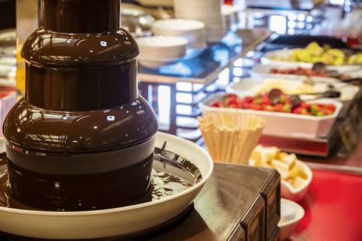 夕食バイキングのチョコレートファウンテン♪パンや季節のフルーツなどで楽しめます♪