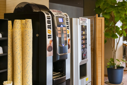 ご宿泊者様へのフリードリンクコーナー♪コーヒーなどでほっと一息。ごゆっくりとご滞在ください♪（時間指定あり）