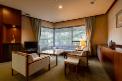 本丸特別和洋室「桂」は中庭に面し、ゆったりとお過ごしいただけるお部屋になっております。