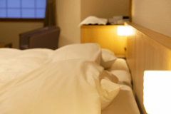 リニューアルした禁煙和モダン和室。客室も廊下もリフレッシュした空間となっております。