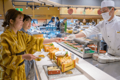 目の前で握ってくれるお寿司！ライブキッチンのだいご味です