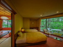 【庭園ビューテラス付ツインベッド和洋室】ツインベッドのお部屋と和室の二間のゆったりとしたお部屋です。