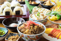 朝食には、月岡ホテルの名物「米沢牛の牛鍋丼」をはじめ、お子様も楽しめる豊富なメニューをご用意しております！