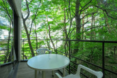 庭に面したテラスで爽やかな風に心癒される、寛ぎのひととき。