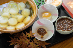 やわらかい大根に味噌をたっぷりつけて。体温まる一品です。