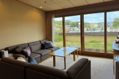 【仙渓園「萩」温泉桧風呂付】大きな窓からは、石庭の美しい景色を望み、心落ち着く空間が広がります。