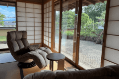 【仙渓園「萩」温泉桧風呂付】和室には体への負担が少ないリクライニングチェアをご用意。寛ぎの空間に。