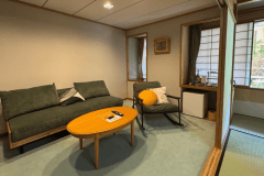 【仙渓園「蔦」温泉バス付和室】お子様連れでも使いやすいロータイプのソファベッドを備えています。