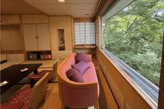 【仙渓園「竹」温泉バス付和洋室】窓に向かったソファを備え、四季折々の風景を眺めながらゆったりと。
