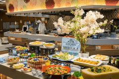 広々とした空間で、旬の味覚を心ゆくまで楽しむひとときをお過ごしください。