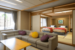 【芙蓉】畳に置かれたベッドは大きな窓に面し、贅沢にお休みいただけます。