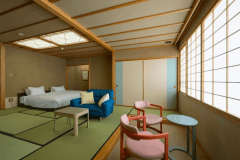 【北の丸◆蔵王側〇和室ベッド客室】畳のお部屋にベッド2台、椅子・テーブルを備えた快適な空間です。