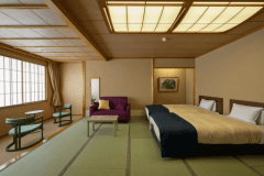 【北の丸◆蔵王側〇和室ベッド客室】畳のお部屋にベッド2台、椅子・テーブルを備えた快適な空間です。