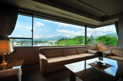 北の丸９Ｆ貴賓室「観月」　蔵王連峰を眺める大きな窓