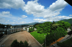 北の丸和室・山側の景観（一例）　天気が良いと月山を拝む事が出来ます。