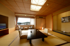 北の丸客室「庭側」の眺め　中庭と上山市街を見下ろせる客室です（一例）