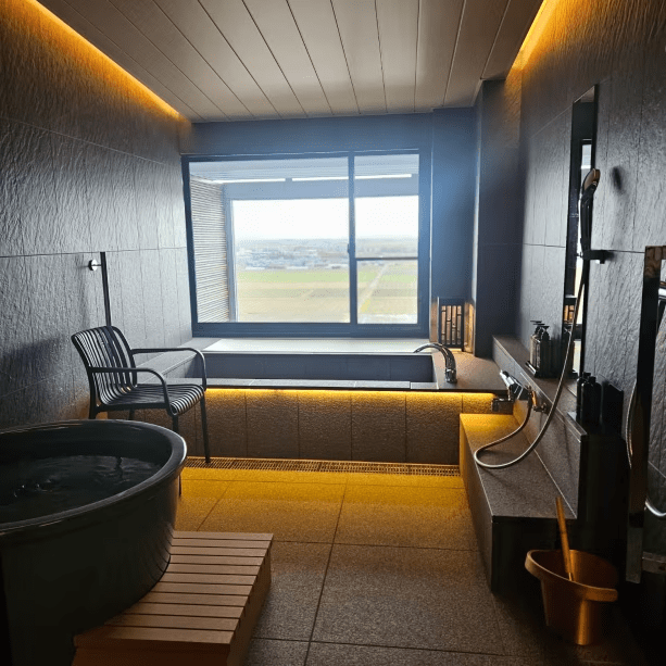 【最上階ロウリュウサウナ＆水風呂付き＋半露天風呂付き和洋室】心も身体も整う新客室「瑠璃」OPEN！