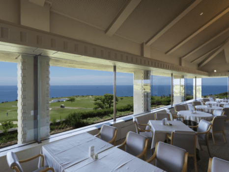 太平洋を見渡すメインダイニング「レストラン」