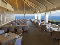太平洋を見渡すメインダイニング「レストラン」