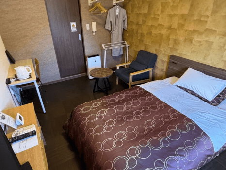 喫煙シングルルーム
シモンズ製ダブルベッドを使用しています。このお部屋は、2階にございます。