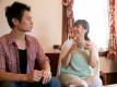 ソファに腰掛け、のんびりと会話に花を咲かせる、2人だけの楽しい時間