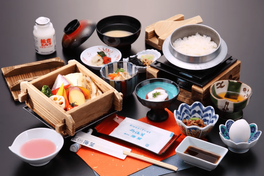 【海望の朝食】季節の干物や能登野菜などのせいろ蒸し、ダシを活かした味噌汁、温泉卵など&hellip;旅館ならではの優しい味わいの和定食。