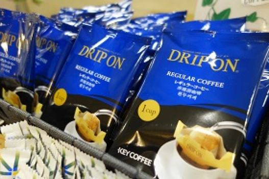 フロントサービスコーナー。コーヒー・紅茶・綿棒など。ご自由にお取りください フロントサービスコーナー。コーヒー・紅茶・綿棒など。ご自由にお取りください