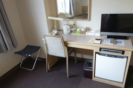 全室完備のデスクセットです。お茶セット・デスクライト・湯沸かしポット・ドライヤーなど 全室完備のデスクセットです。お茶セット・デスクライト・湯沸かしポット・ドライヤーなど