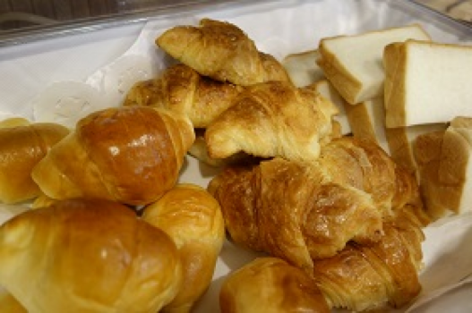 クロワッサン・ロールパン・食パンなどございます。 クロワッサン・ロールパン・食パンなどございます。