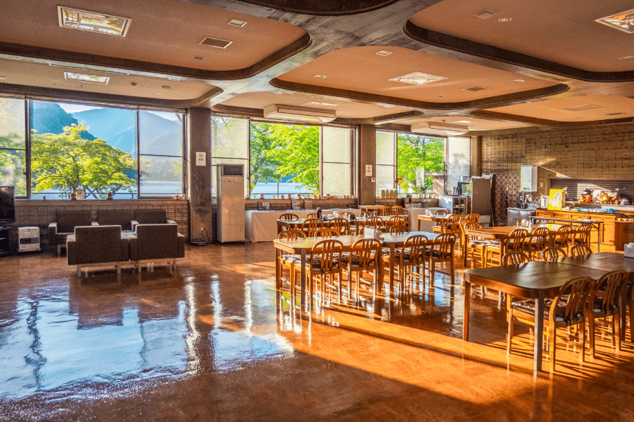 お食事何処からも赤谷湖を眺める事が出来ます