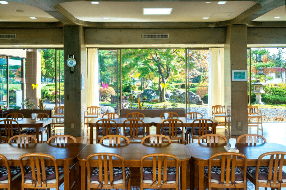 食堂からお庭を望む