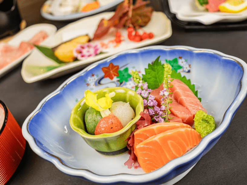 2025年11月12月《お献立一例》お造り：鮪、サーモン、上州刺身蒟蒻♪