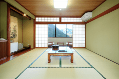 スタンダード和室。湖を眺めながらゆったりおくつろぎいただけます。