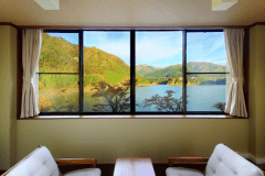 客室から赤谷湖を望む
