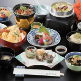 「温泉旅館には泊まりたいけれど、できる限り予算は抑えたい」という方にオススメ！リーズナブルながら本格的な「四季彩り会席」をお召し上がりいただけます。カジュアルではありますが、老舗料理旅館としてお食事については内容や質に手を抜くことなく、開業以来伝統を受け継ぐ料理人が作る会席料理をお召し上がりいただけます。富山湾で水揚げされた海の幸と素材の味を引き出す技をお愉しみください。