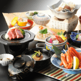 老舗料理旅館として伝統の技を受け継ぐ当館の調理場は、今なお多方面で活躍する料理人を多く輩出しており、富山湾の幸を使った会席料理の源流と言えます。使用する食材は富山湾でその日水揚げされた海の幸を中心とした厳選素材。料理長が厳しい目で素材を見極め、その素材の持つ旨さを匠の技と感性により引き出します。お食事にこだわりたい方や記念日などのご旅行にオススメです。
