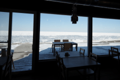 ■冬期間ご朝食■＜知床海岸食堂＞目の前にはもう知床世界自然遺産海域が広がっています。