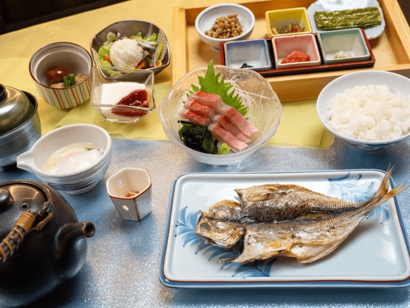 【ご朝食】季節の干物と金目鯛のお造りなどを御膳にてお召し上がりいただけます。