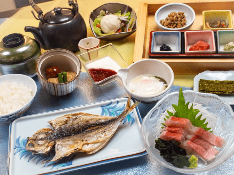 【ご朝食】季節の干物と金目鯛のお造りなどを御膳にてお召し上がりいただけます。