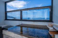 【露天風呂付きオーシャンフロント◇オーシャンツイン/デラックスツイン】檜風呂の温泉は最高です♪