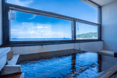 【露天風呂付きオーシャンフロント◇オーシャンツイン/デラックスツイン】檜風呂の温泉は最高です♪